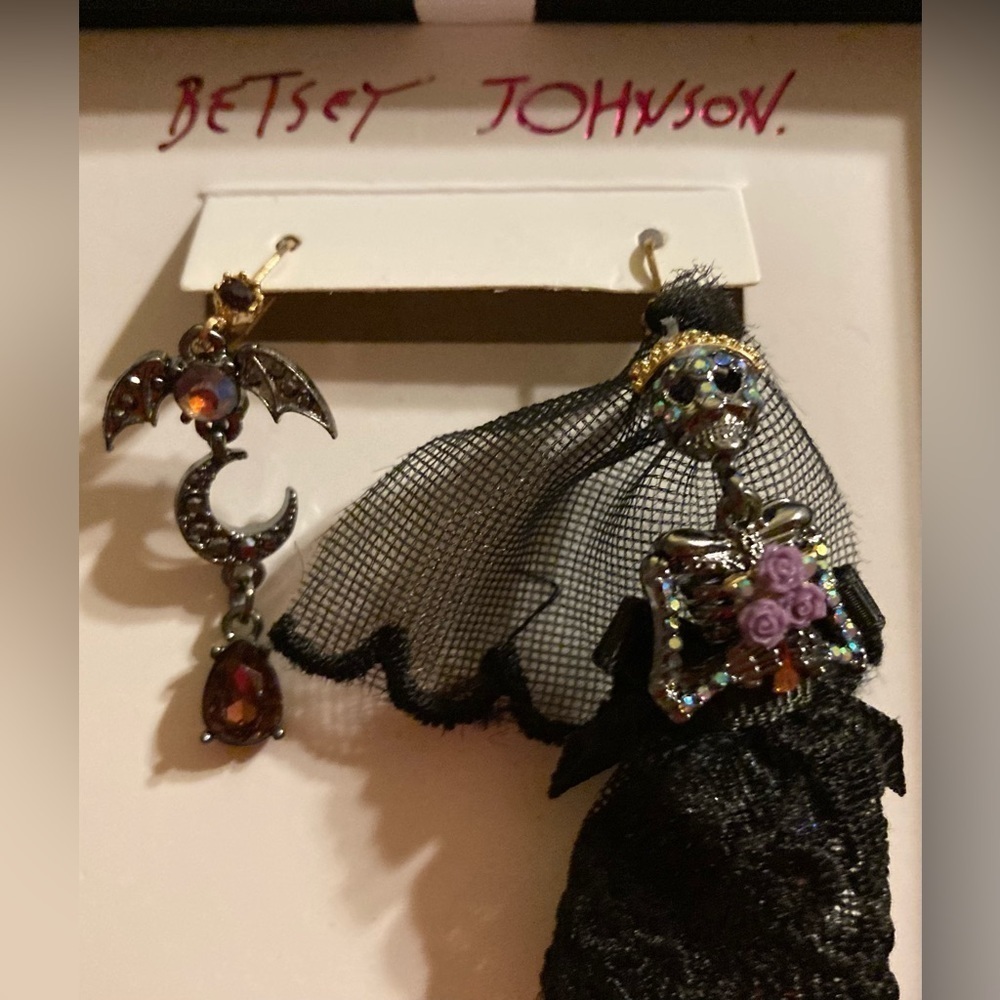 BETSEY JOHNSON Halloween Mismatched Earrings Corpse Bride & Vampire Bat NEW NWT